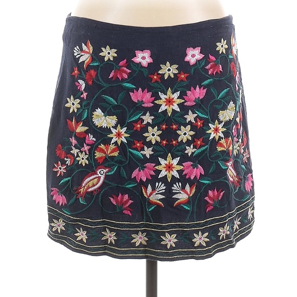 Impeccable Pig Embroiderd Skirt in Size Large - Picture 2 of 4